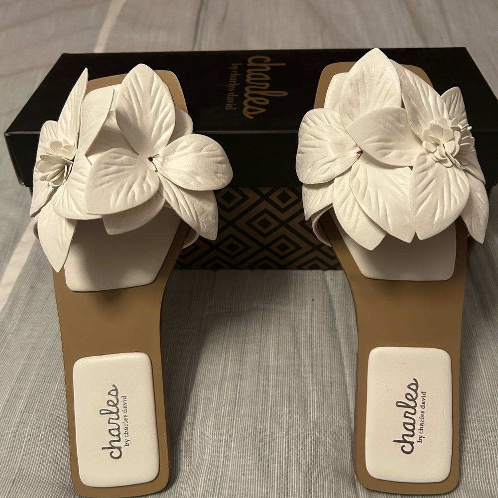 Charlies White and Tan Floral Slide Sandals